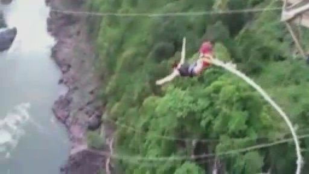 Sobrevive después de que la cuerda con la que hacía puenting se rompiera