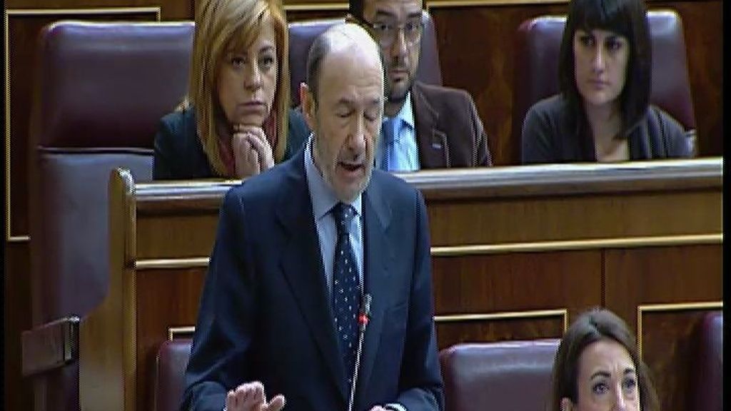 Rubalcaba pide a Rajoy que dimita ante su “incapacidad de abordar la crisis”