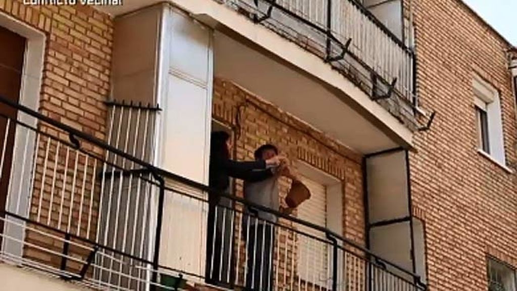 La pareja de vecinos violentos lanza macetas desde su casa