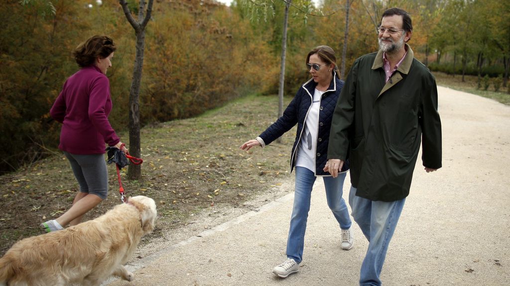 Rajoy desconecta de campaña paseando con su mujer