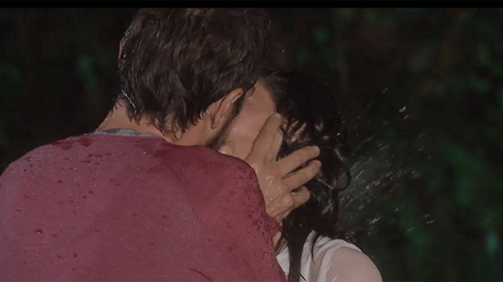 Pablo besa a Teresa