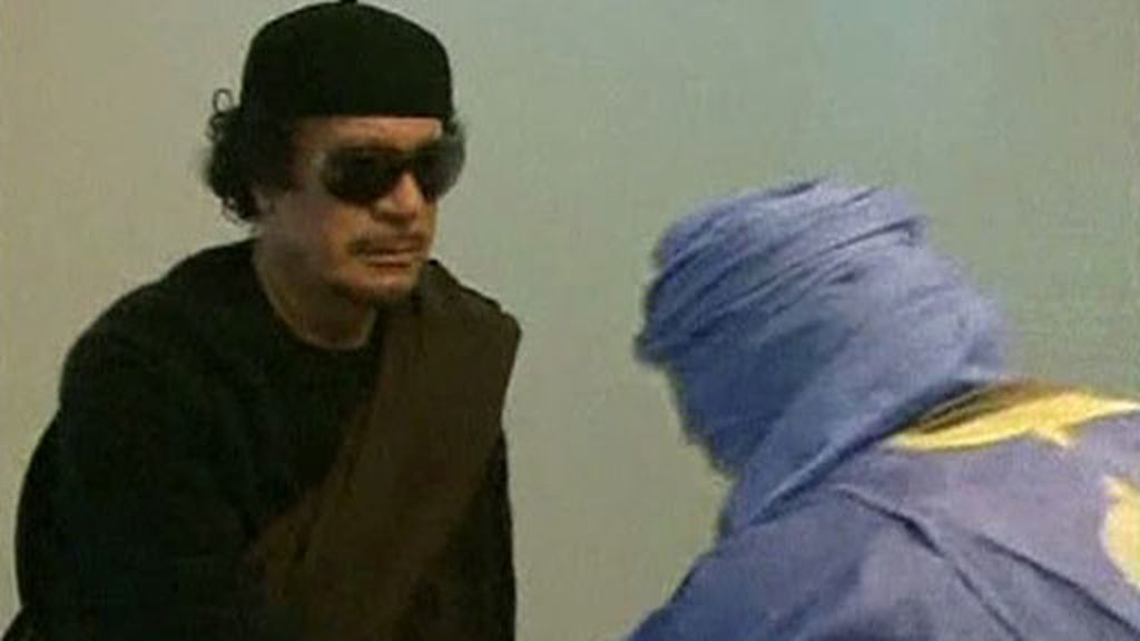 Gadafi aparece en la televisión