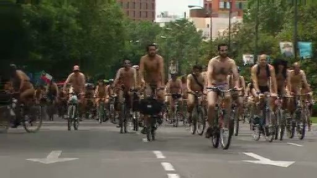 Novena manifestacion de ciclistas nudistas en Madrid