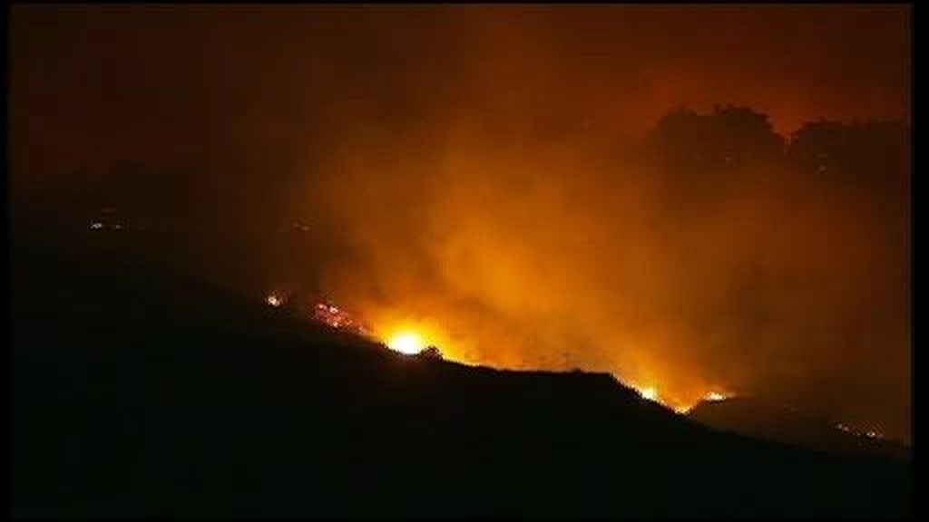 Un incendio obliga a desalojar a 200 familias en Mijas