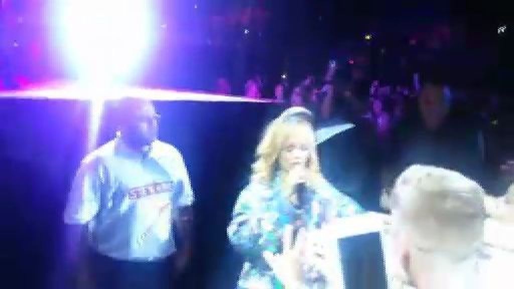 Rihanna golpea a un fan con el micro