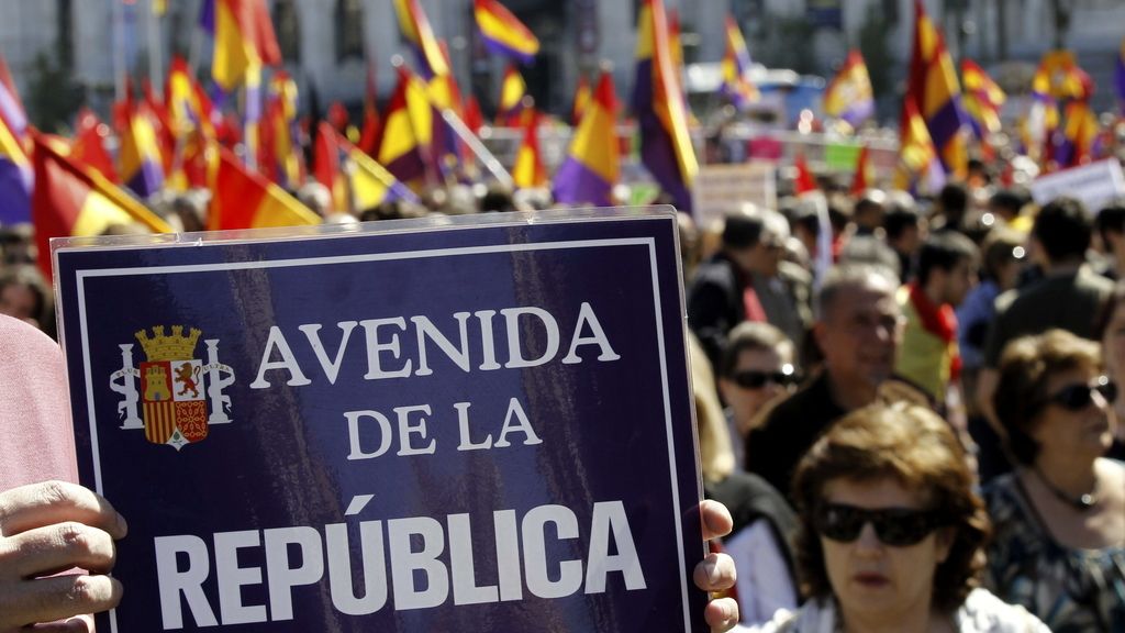 Miles de personas piden en Madrid la proclamación de la III República