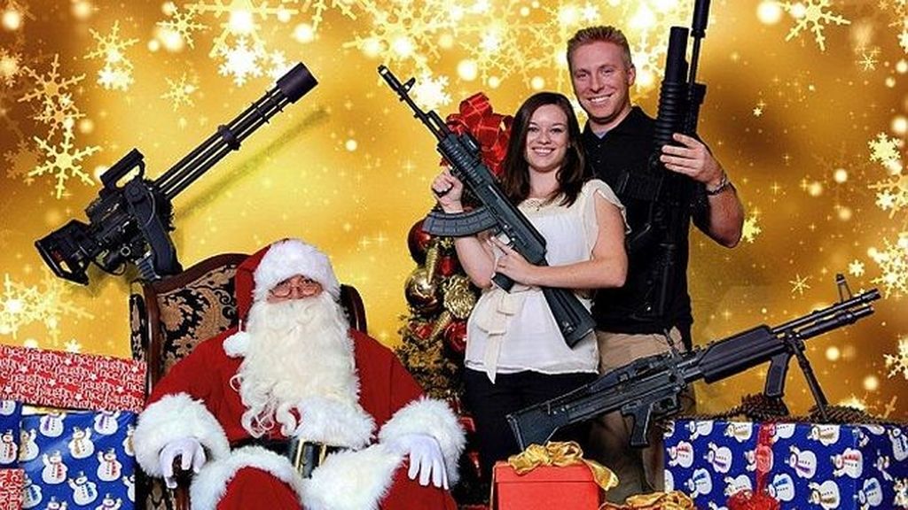Papa Noel cambia los renos por las pistolas