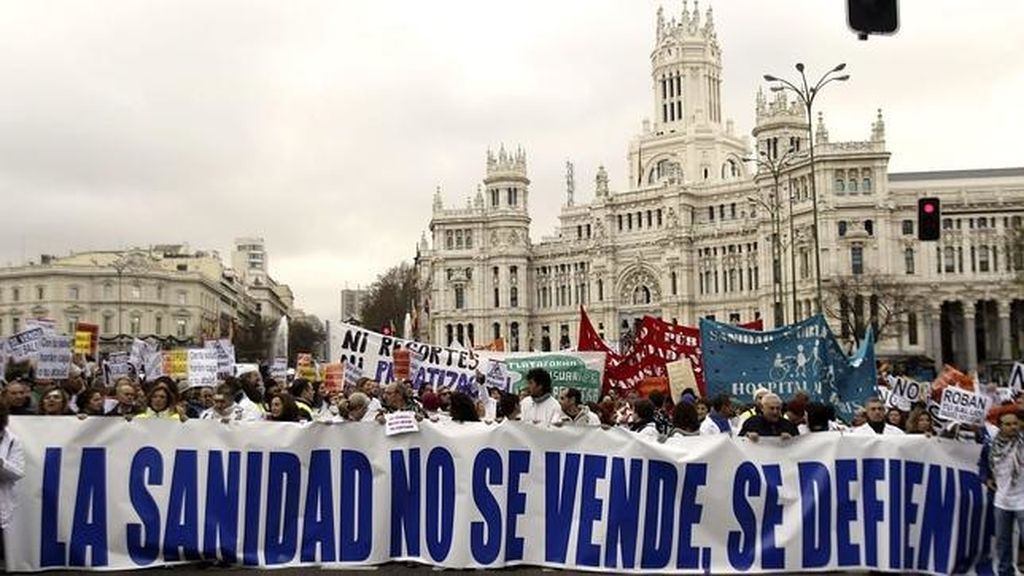 La marea blanca no logra frenar la privatización de la sanidad en Madrid