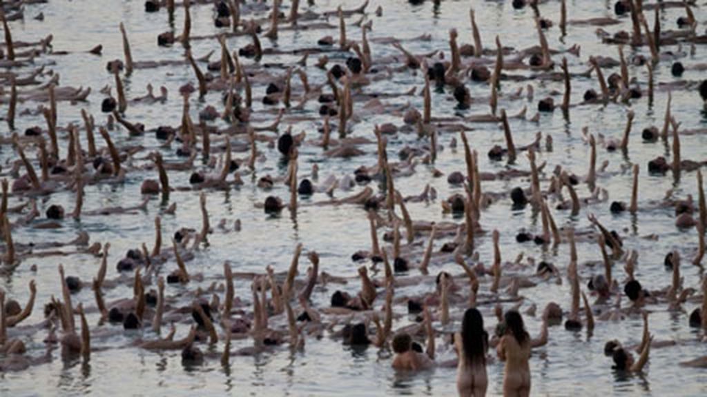 El fotógrafo Tunick, desnuda el Mar Muerto