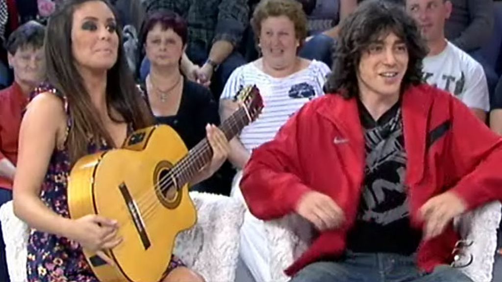 Nani Gaitán saca la guitarra