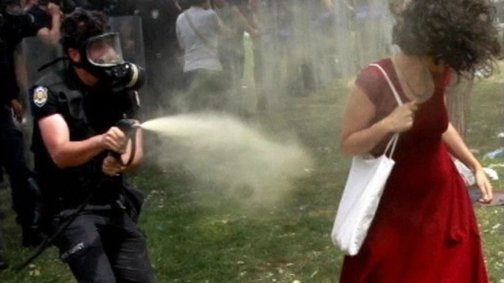 Una mujer de rojo se convierte en el icono de la rebelión turca