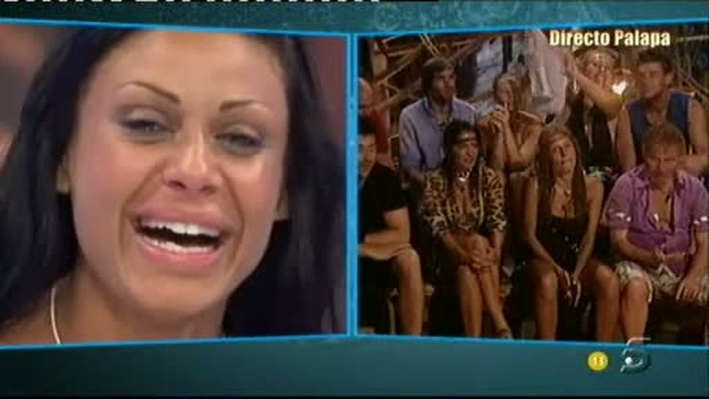 Tatiana habla con sus compañeros