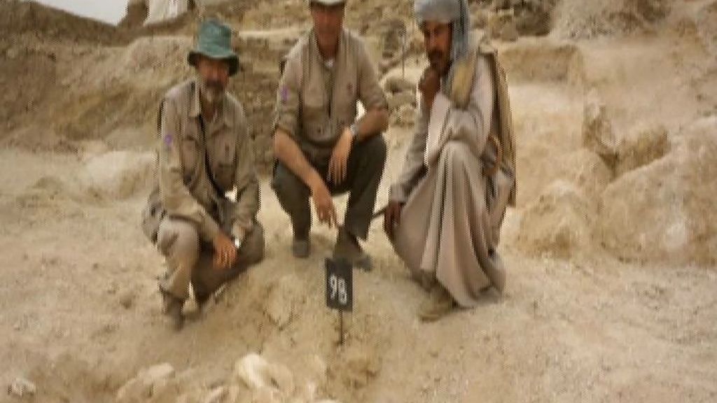 Arqueólogos españoles descubren el ataúd de un niño de hace 3.500 años