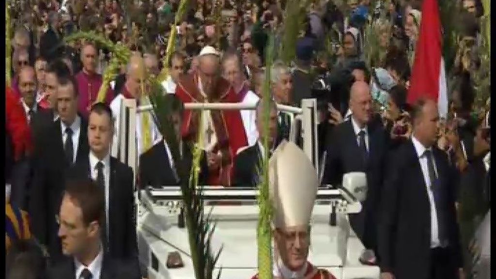 El papa Francisco oficia su primer Domingo de Ramos