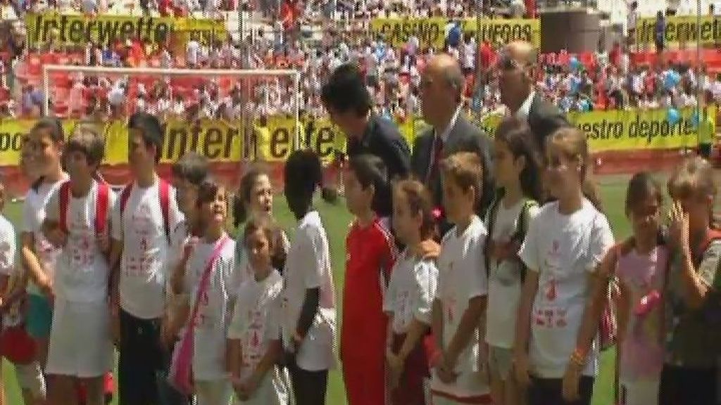 El Sevilla disputa un partido con los niños de Sácale partido al cole