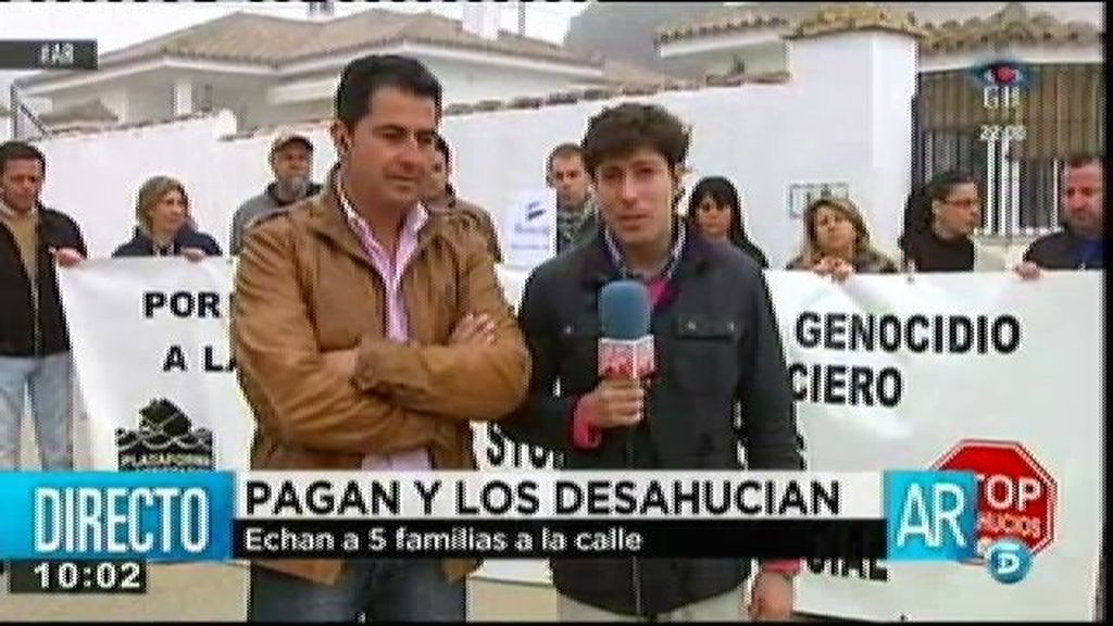 Cinco familias protestan por la estafa de la promotora para evitar el desahucio