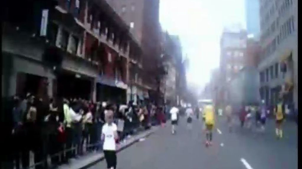 Una corredora graba la segunda de las explosiones de la Maratón de Boston