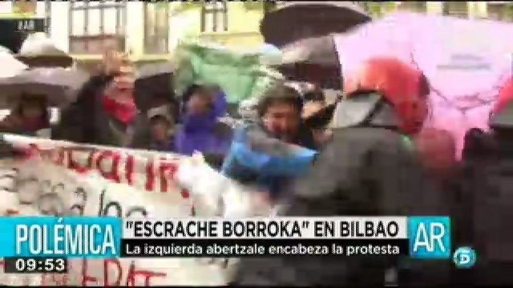 Manifestantes antidesahucios intentan entrar en la asamblea de la Kutxa en Bilbao