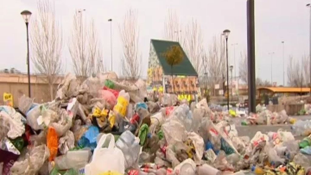 Toneladas de basura acumuladas tras el botellódromo de Granada