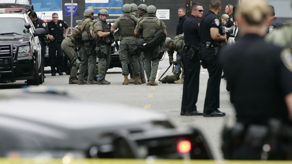 Un joven causa el pánico en Santa Mónica y mata a tiros a cinco personas