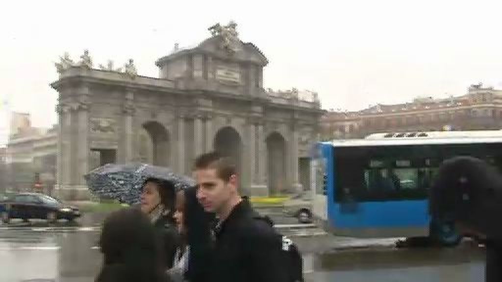 Los turistas visitan Madrid bajo la lluvia