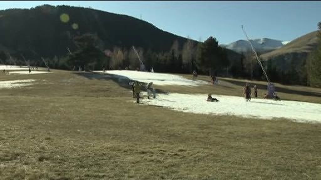 La falta de nieve mantiene las pistas de esquí vacías