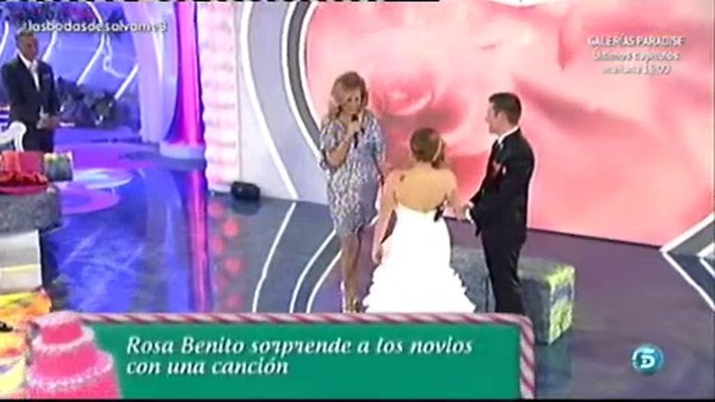 Rosa Benito sorprende a los novios