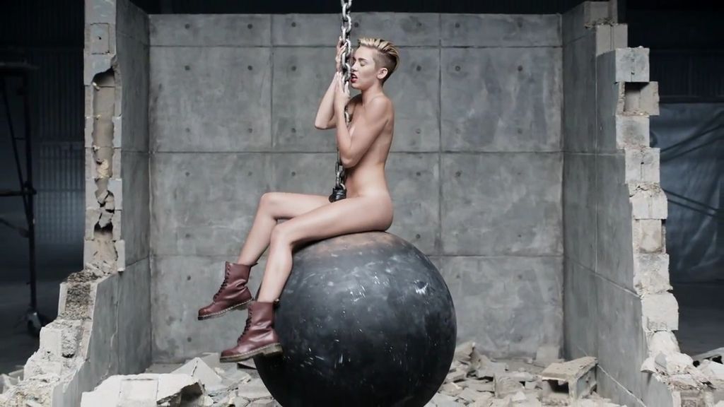 Miley se sube a una bola sin más vestimenta que unas botas...¡y la vuelve a liar!