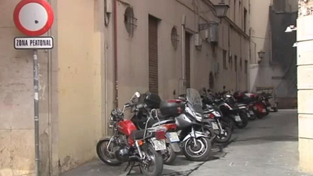 El Ayuntamiento de Sevilla 'expulsa' a las motos de las aceras