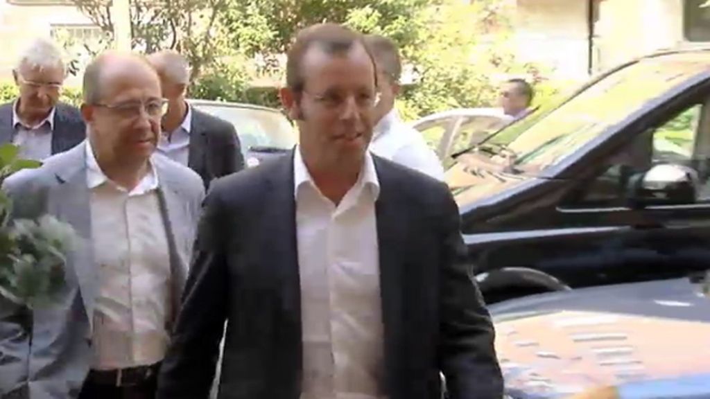 Sandro Rosell se echa a reír cuando le preguntan si fichará a Casillas