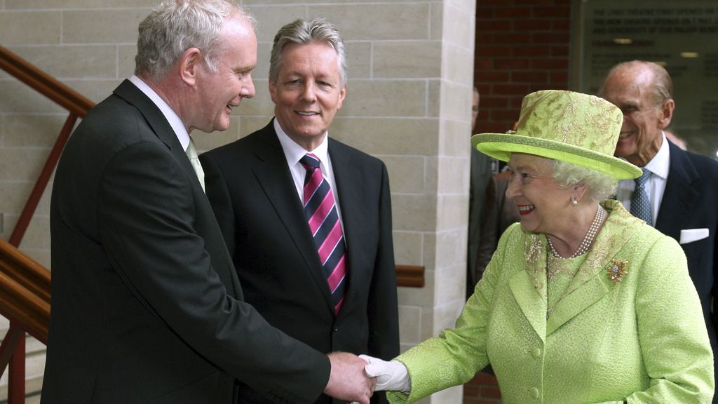Saludo histórico entre Isabel II y el excomandante del IRA Martin McGuinness