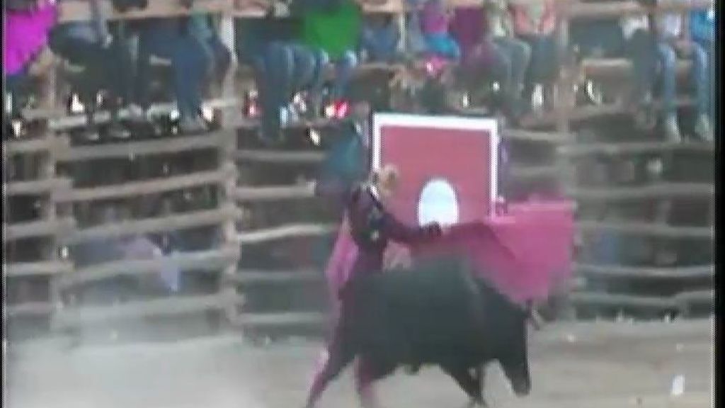 Espectacular cogida de una torera mexicana en una corrida en Perú
