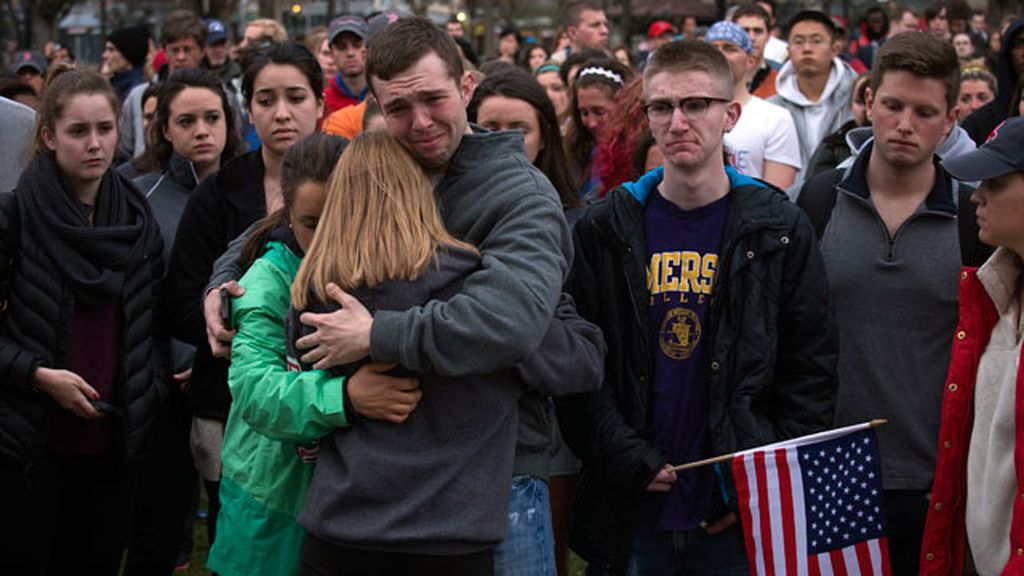 Cientos de personas se concentran para recordar a las víctimas de Boston