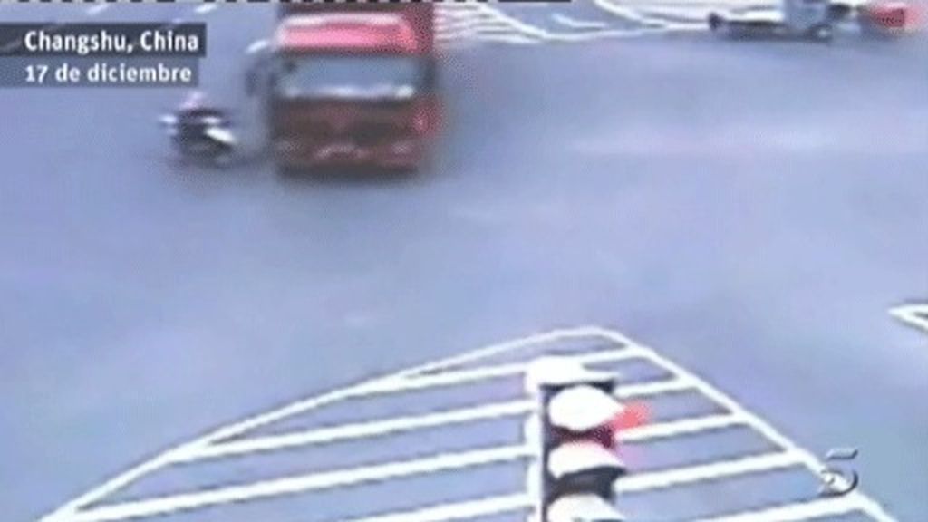 Brutal atropello de un camión a una adolescente en China