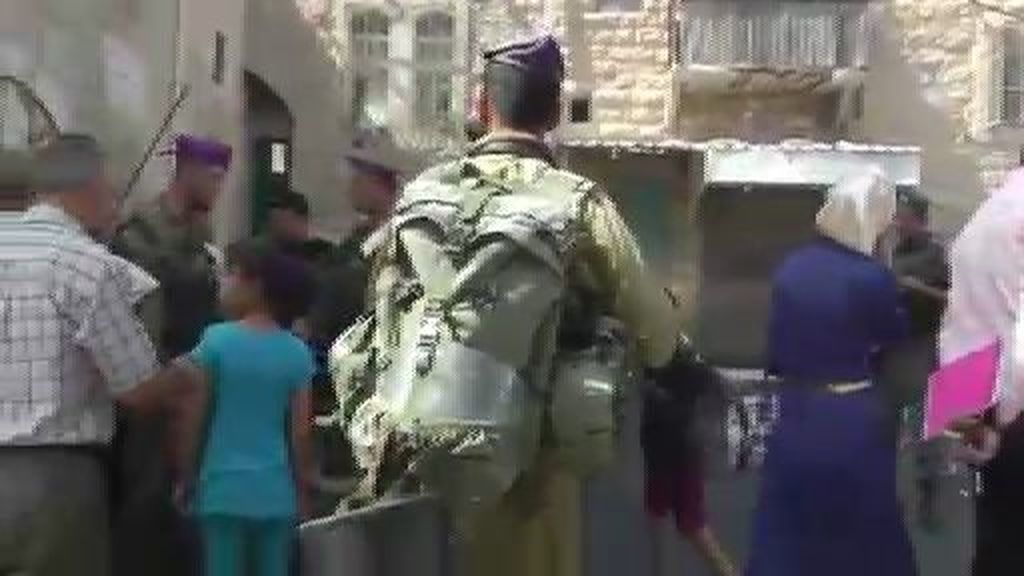 Soldados israelíes se llevan esposado a un niño palestino por lanzar piedras
