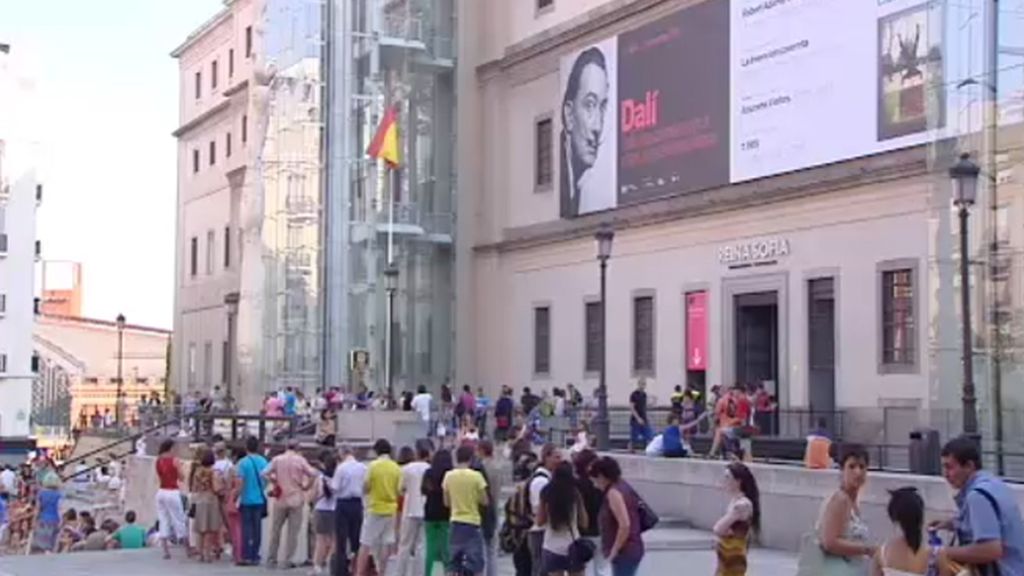 La fiebre por Dalí satura el museo Reina Sofía