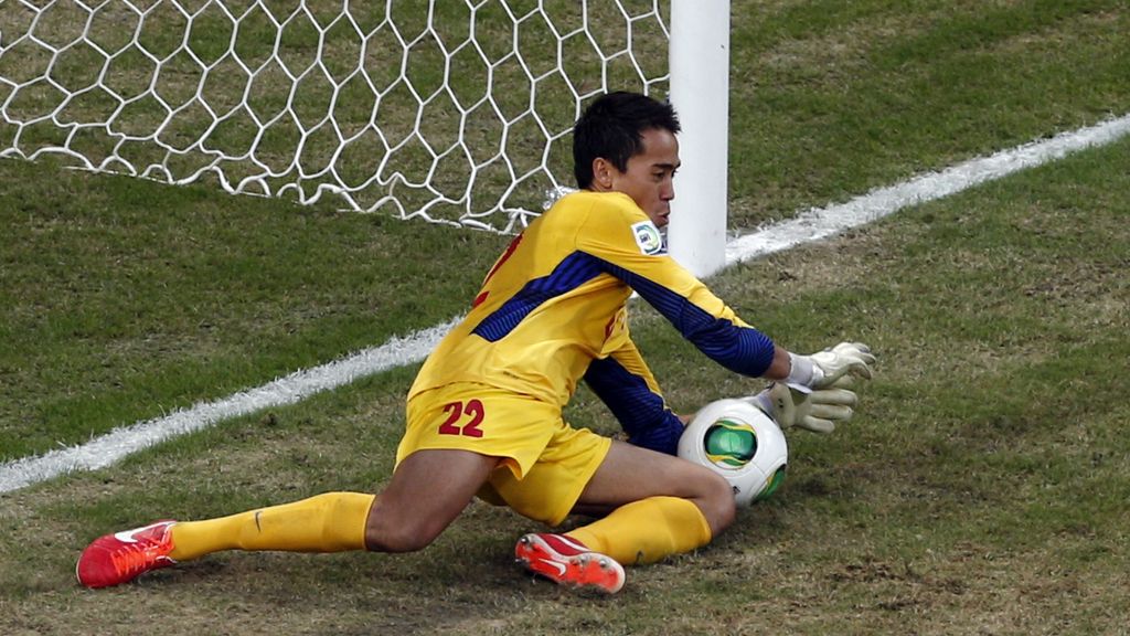 El portero de Tahití atrapa un penalti de Uruguay..¡y casi se lo cuela él mismo!
