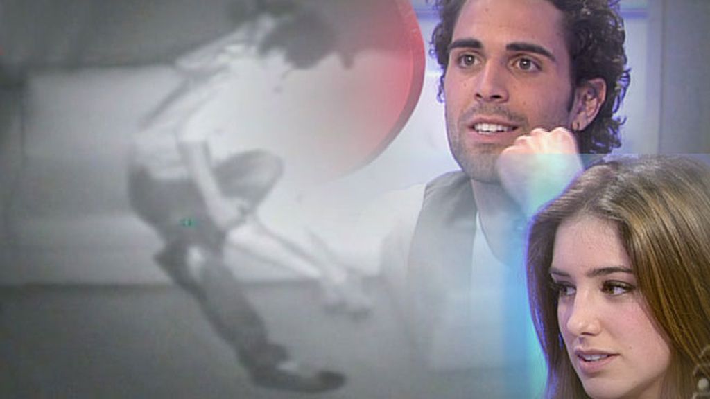 Abraham prueba el cuarto oscuro con Rebeca Abraham prueba el cuarto oscuro con Rebeca