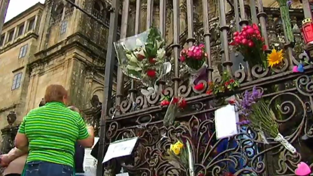 Los peregrinos dedican un emotivo homenaje a las víctimas del tren en Santiago