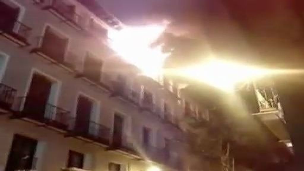 Fuego en un edificio del centro de Madrid