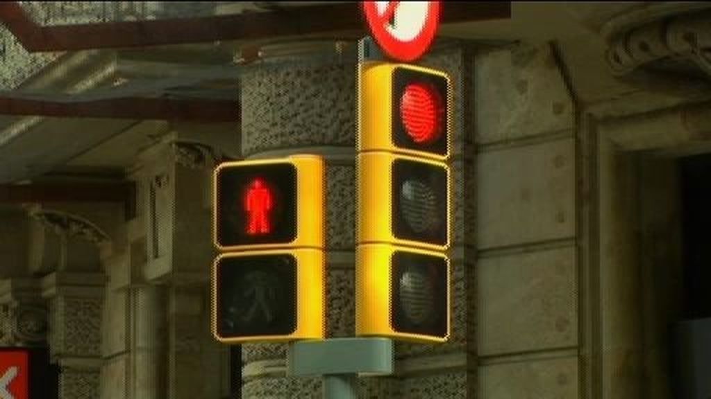 Barcelona alarga el tiempo de los semáforos en rojo