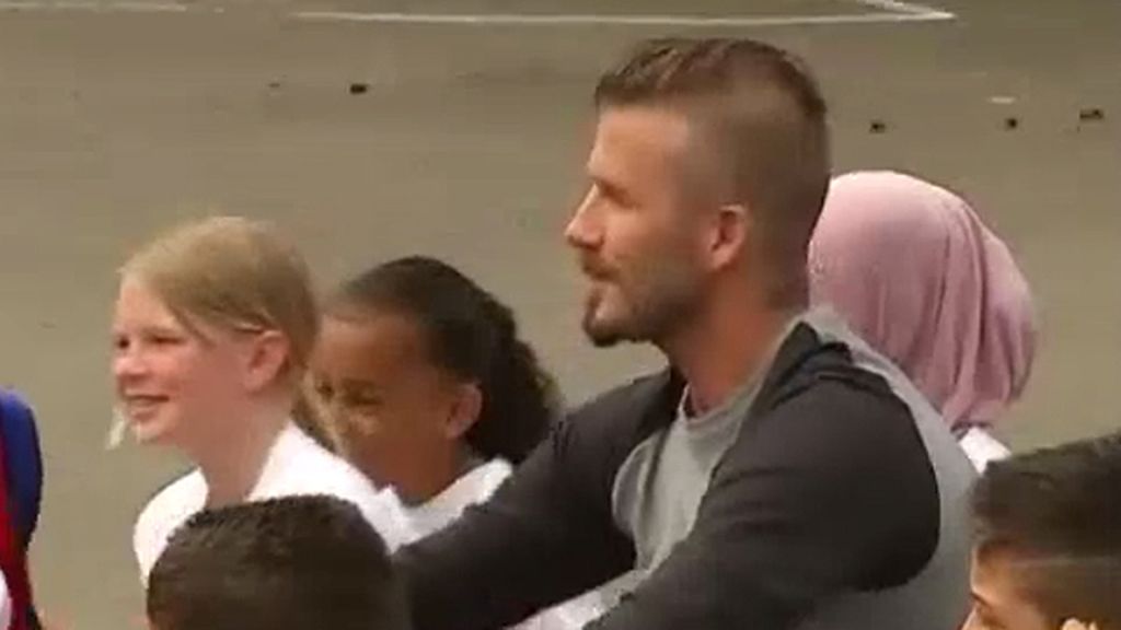 Beckham visita por sorpresa a un colegio de Londres