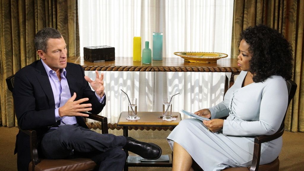 La presentadora Oprah Winfrey entrevista al ciclista Lance Amstrong