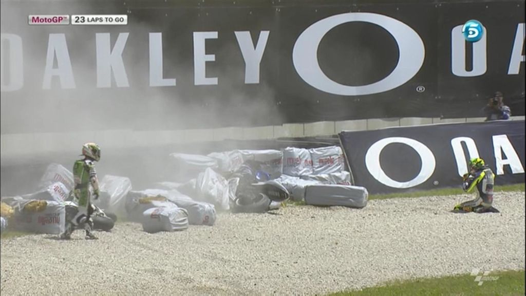 Valentino Rossi y Álvaro Bautista terminan en el suelo por un lance en la salida