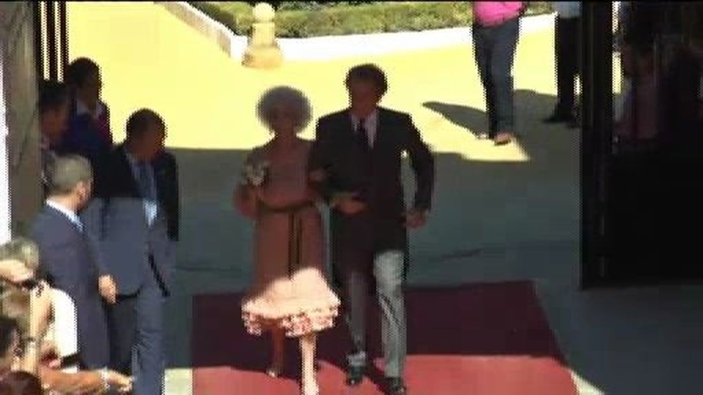 La Duquesa y Alfonso Díez saludan tras el enlace