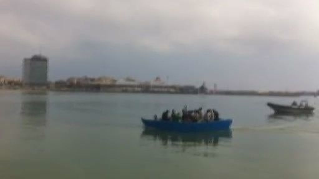 Llega a la playa de Melilla una patera con una treintena de inmigrantes