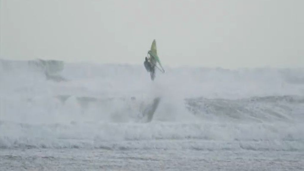 Los diez de los mejores windsurfistas participan en la competición más dura
