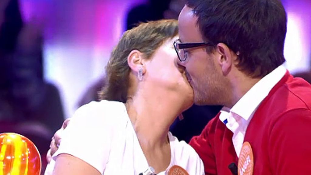 Paz y Ángel Llácer, besazo