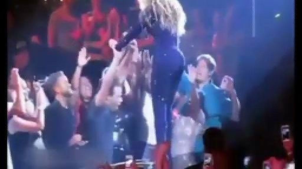 Beyonce abraza a un fan en un concierto y se desmaya