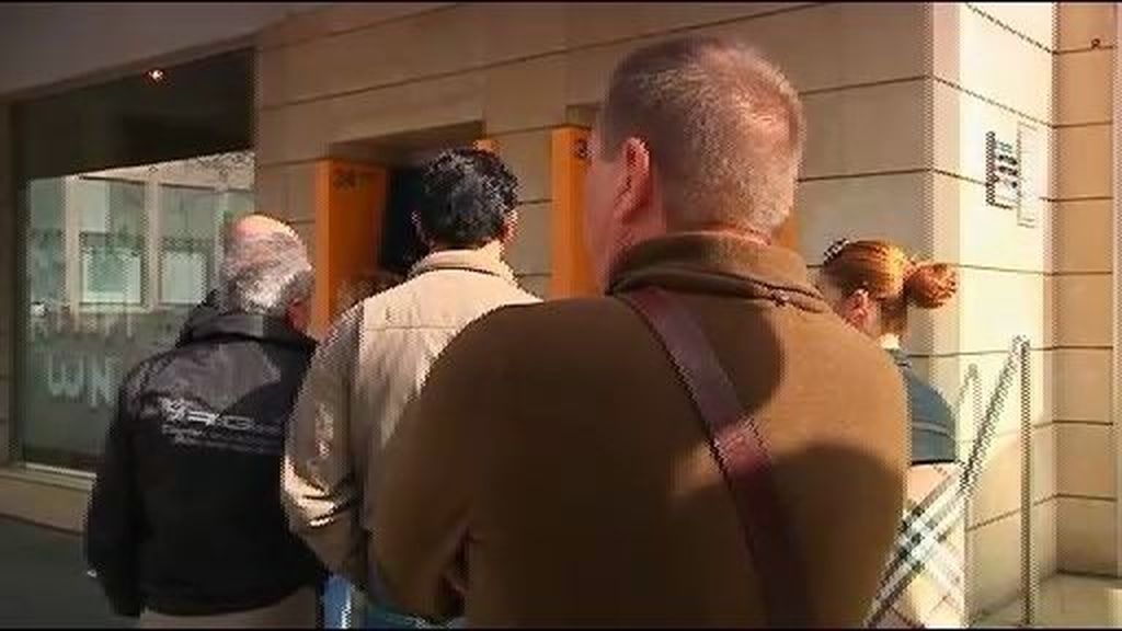 Los chipriotas vuelven a hacer cola en los cajeros
